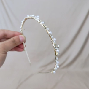 Serre-tête élégant en métal doré fin avec perles d'imitation blanches et cristaux brillants