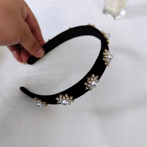 Détail d'un serre-tête en velours avec élégantes fleurs de perles et cristaux