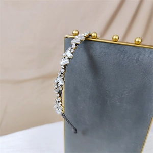 Détail d'un serre-tête baroque vintage orné de strass brillants et de perles élégantes