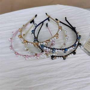 Détail de serre-têtes faits main avec perles et cristaux en quatre couleurs élégantes