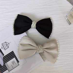Elegante fermaglio per capelli a fiocco in raso con bordo di perle bianche nero e beige