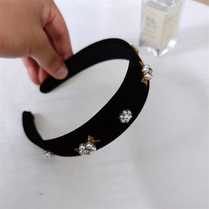 Serre-tête élégant en velours noir avec fleurs en perles blanches et détails de feuilles d'or