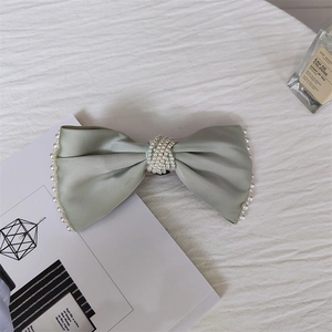 Elegante fermaglio per capelli in raso verde chiaro con perle e centro avvolto di perle