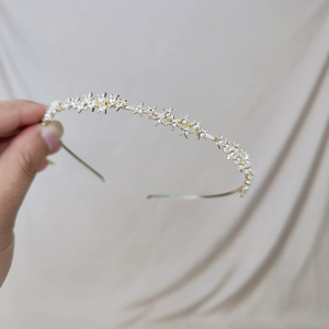 Détail de strass en forme d'étoile sur un serre-tête métallique doré pour femme