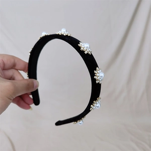 Détail du serre-tête en velours avec grappes de perles et cristaux sur bases dorées