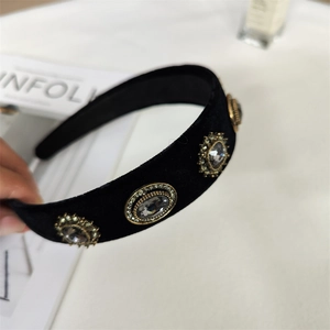 Serre-tête baroque en velours noir avec boucles vintage et cristaux étincelants