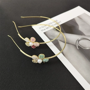 Eleganter Metall-Haarreif mit Blumen aus Perlen und Strass in Rosa und Grün