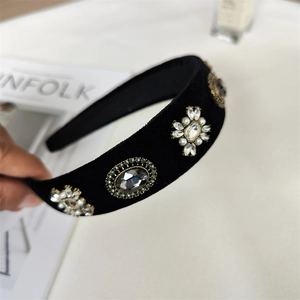 Gros plan du bandeau en velours de luxe avec pierre grise et strass brillants