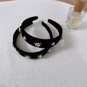 Détails de serre-têtes en velours noir avec perles, strass et ornements d'abeilles