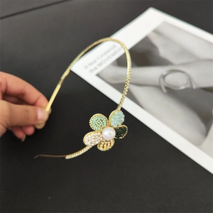 Eleganter goldener Metall-Haarreif mit Perlenblüten und Perlenakzent für Damen