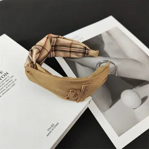 Bandeau large avec motif à carreaux classique et broderie d'ours mignon pour femme