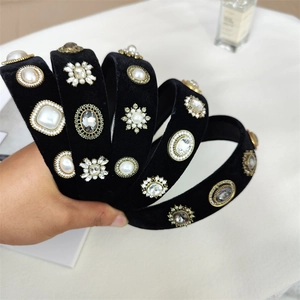 Serre-tête en Velours Noir Large Style Baroque avec Ornements en Strass et Künstliche Perles Bijoux Rétro Accessoire de Cheveux Femme