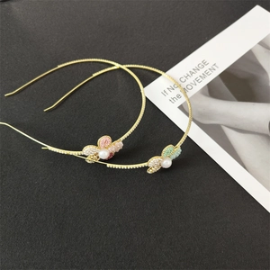 Detailansicht goldener Haarreifen mit Perlenblumen und weißen Perlen für Damen