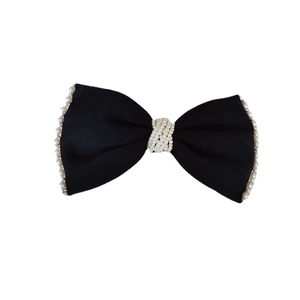 Elegante fermaglio per capelli in raso nero con bordi di perle bianche e perle centrali