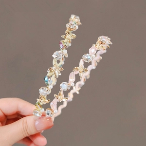 Cerchietto elegante con strass foglie fiori perle e dettagli di farfalle dorate