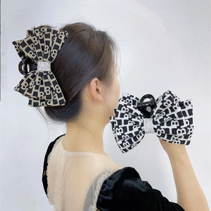 Grande fermaglio per capelli a fiocco con motivo monogramma vintage e strass lucidi