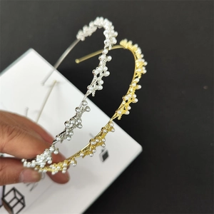 Elegante cerchietto sottile in metallo con micro perle in finitura oro e argento