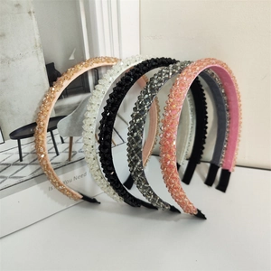 Détail de serre-têtes perlés avec cristaux multicolores étincelants et texture de luxe