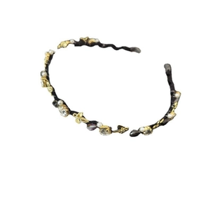 Elegante cerchietto con foglie e fiori decorato con perle e strass su base ondulata