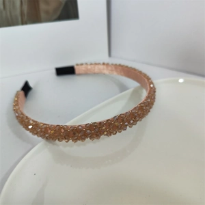 Gros plan détaillé du serre-tête en cristal champagne avec doublure intérieure en satin
