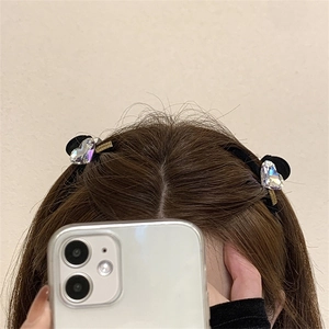 Détail de la pince à cheveux cœur en cristal avec base en velours et ruban Loveday