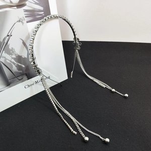 Dettaglio del cerchietto argento con strass scintillanti e lunghe catene a nappe pendenti