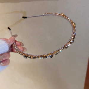 Serre-tête doré élégant avec incrustation de cristaux de luxe et strass étincelants