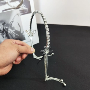 Dettaglio del cerchietto argento con accenti di zircone a farfalla e lunghe catene nappa