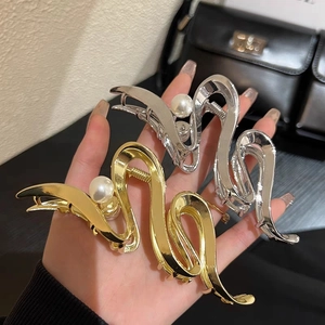 Pince à Cheveux Élégante en Métal Ondulé Avec Künstliche Perle d'Imitation Grande Pince Requin Or Argent pour Femme