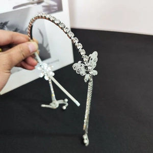 Cerchietto a farfalla scintillante con nappe di strass e lega d'argento per eventi eleganti