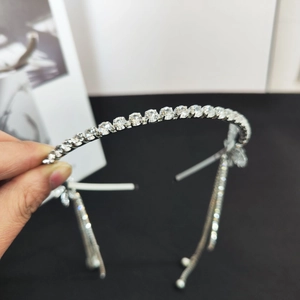 Elegante cerchietto argento con strass scintillanti e lunghe nappe a farfalla chic