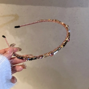 Serre-tête fin en or rose avec cristaux colorés et strass élégants pour femmes