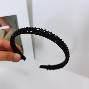 Détails des perles de cristal noir facettées sur un serre-tête rembourré de luxe