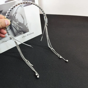 Dettaglio cerchietto argento con strass taglio quadrato e nappe a catena metallica