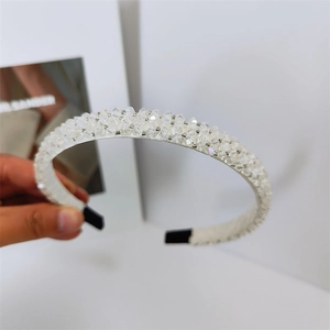 Détail du serre-tête blanc orné de perles de cristal avec rembourrage et embouts de confort