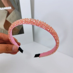 Détail du serre-tête rose en cristal montrant la doublure en satin et embouts protecteurs