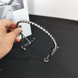 Dettaglio del cerchietto coreano con strass scintillanti e nappine a catena nera