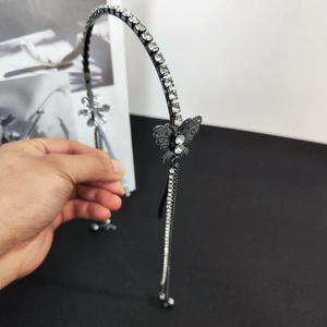 Cerchietto scintillante di strass con farfalle di metallo e lunghe nappe di diamanti