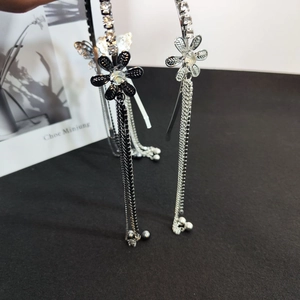 Dettaglio del cerchietto con fiori di strass e lunghe catene a doppia nappa