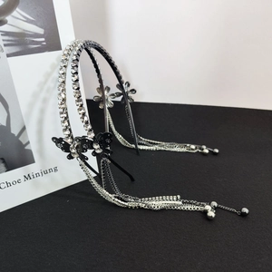 Dettaglio di elegante cerchietto con farfalle e nappe di diamanti luccicanti e zirconi