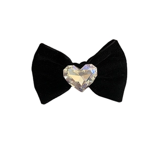 Barrette élégante en velours noir ornée d'un cristal en forme de cœur étincelant