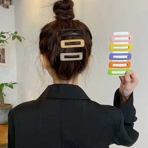 Lot de huit barrettes rectangulaires colorées en cuir PU portées par un mannequin en décor