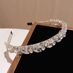 Serre-tête élégant en argent avec diamants et cristaux pour un look de crâne haut raffiné