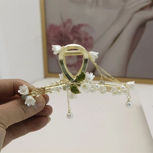 Pince à Cheveux Élégante en Alliage d'Or Muguet Avec Gland de Künstliche Perle Fleur Style Forêt Pince Crabe pour Femmes Filles
