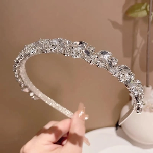 Détail du serre-tête de luxe aux strass en forme de feuilles avec cristaux étincelants