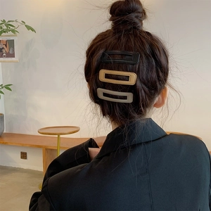 Détails des barrettes en cuir PU avec surpiqûres en noir, kaki et gris pour femmes