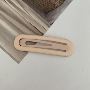 Detaillierte Makroansicht einer matt-cremefarbenen BB-Haarklammer mit Hohlraum-Design