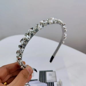 Détail du serre-tête étincelant en strass avec des embouts de protection noirs confortables