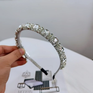 Détails des strass en cristal carrés sur un serre-tête en métal argenté élégant
