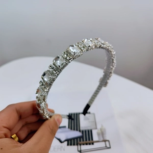 Détail du serre-tête géométrique étincelant avec feuilles de diamant et métal argent